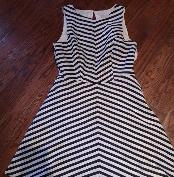 Exposed back cocktail dress - Picture 2 of 5